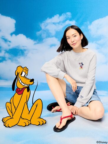 سويت شيرت راجلان برسومات كبيرة الحجم للنساء من Old Navy x Disney Mickey Mouse - رمادي فاتح منقط in Kuwait