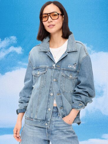سترة Old Navy Old Navy x Disney Mickey Mouse Denim Trucker للبالغين - غسيل متوسط in Kuwait