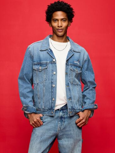 سترة Old Navy Old Navy x Disney Mickey Mouse Denim Trucker للبالغين - غسيل متوسط in Kuwait