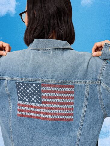 سترة Old Navy Old Navy x Disney Mickey Mouse Denim Trucker للبالغين - غسيل متوسط in Kuwait