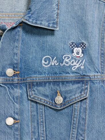 سترة Old Navy Old Navy x Disney Mickey Mouse Denim Trucker للبالغين - غسيل متوسط in Kuwait