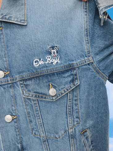 سترة Old Navy Old Navy x Disney Mickey Mouse Denim Trucker للبالغين - غسيل متوسط in Kuwait