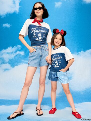 تيشيرت بتصميم كرة القدم بتصميم كرة القدم Old Navy x Disney Mickey Mouse للنساء من Old Navy - أزرق باسيفيك in Kuwait