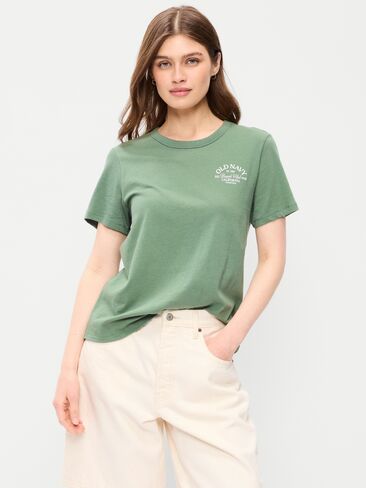 تي شيرت Old Navy EveryWear برقبة دائرية وشعار الماركة - عشب مجفف in Kuwait