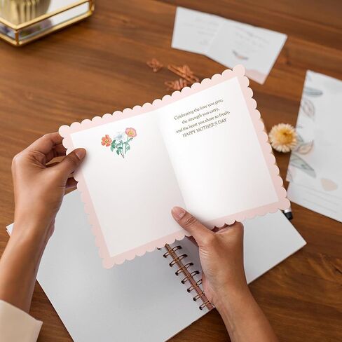 بطاقة عيد الأم Sweetzer & Orange Pink Floral - بطاقة عيد الأم مقاس 5x7 بوصة من رقائق الذهب مع حواف صدفية، ظرف كرافت ذهبي وختم ذهبي - رسالة بالداخل "الاحتفال بالحب الذي تقدمه" in Kuwait