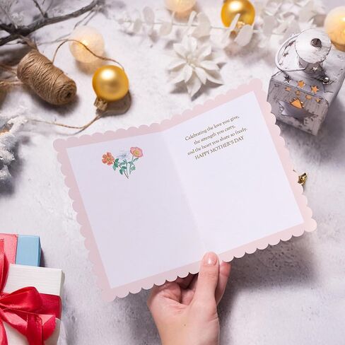 بطاقة عيد الأم Sweetzer & Orange Pink Floral - بطاقة عيد الأم مقاس 5x7 بوصة من رقائق الذهب مع حواف صدفية، ظرف كرافت ذهبي وختم ذهبي - رسالة بالداخل "الاحتفال بالحب الذي تقدمه" in Kuwait