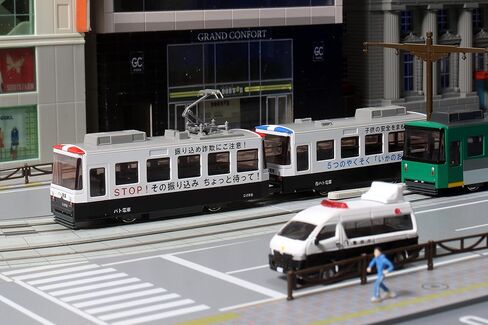 KATO 14-503-3 N Gauge Chibi Electric Street Tram Train in Kuwait