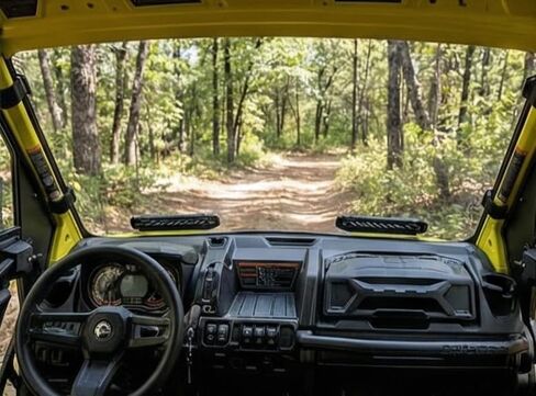 زجاج أمامي ذو فتحات تهوية كاملة مقاوم للخدش ومتوافق مع موديلات 2016–2025 Can-Am Defender HD5 HD7 HD8 HD9 HD10 HD11 وMAX | زجاج أمامي مطلي بالبولي كربونات in Kuwait