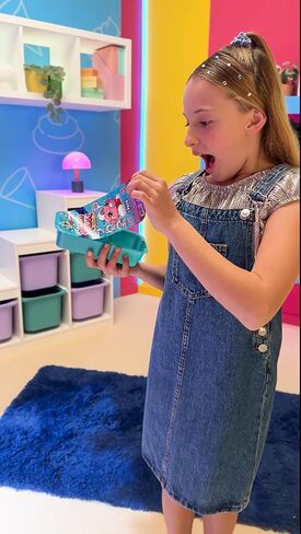 Snackipoos 1‑Pack – Collectible Squishy Making Kit for Kids 5 Years and Up, Starter Kit with Reusable Mould, Glitter & 4 Style & Swap Character Accessories in Kuwait