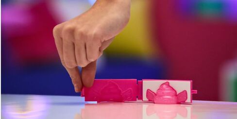 Snackipoos 1‑Pack – Collectible Squishy Making Kit for Kids 5 Years and Up, Starter Kit with Reusable Mould, Glitter & 4 Style & Swap Character Accessories in Kuwait