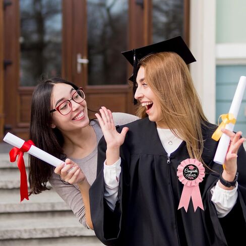 دبوس شارة صفيح للتهنئة باللون الوردي، دبوس بروش فئة 2026، زر التخرج للنساء، شريط جائزة التخرج من الكلية الثانوية باللون الوردي روزيت، هدايا لحفلات التهنئة in Kuwait