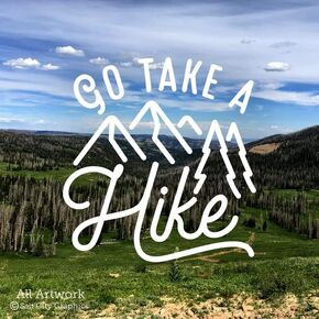 ملصق Go Take A Hike - ملصق للتنزه سيرًا على الأقدام - هدية للمشي لمسافات طويلة في الهواء الطلق ومغامرة الطبيعة وحقيبة الظهر عبارات شعبية - ملصق ممتص للصدمات لنافذة الشاحنة (عرض 5 بوصات، أبيض)