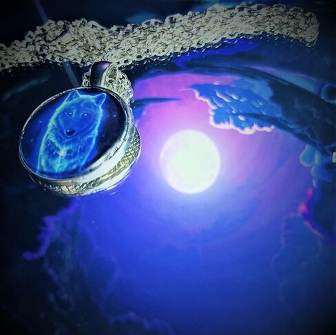 Glow in the dark wolf necklace glowing pendant resin necklace unique pendant blue wolf necklace glow in the dark green in Saudi Arabia