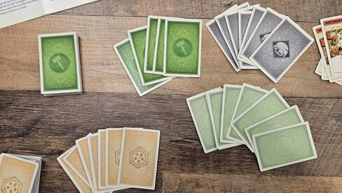 CATAN On The Road - إصدار لعبة البطاقات المحمولة من CATAN للسفر واللعب السريع، وبناء التجارة والاستقرار في أي مكان، متعة عائلية للأطفال والكبار، للأعمار من 10 سنوات فما فوق، 3-4 لاعبين، وقت لعب لمدة 15 دقيقة in Kuwait