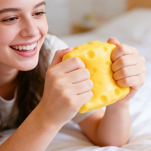 لعبة إسفنجية الجبن الكبيرة (10 سم)، لعبة تململ كتلة الجبن الإسفنجية الكبيرة لتخفيف التوتر، ألعاب ضغط فيروسية كبيرة الحجم لهدايا العطلات وأعياد الميلاد (4 بوصات) in Kuwait