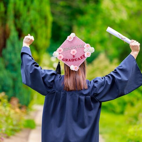 Dunzoom 18 جهاز كمبيوتر شخصى 2026 DIY قبعة التخرج الزينة كيت وشملت الوردي الأبيض زهرة شعر ملصق الرسالة 260 لؤلؤة ملصق الوردي قبعات التخرج الزينة لعام 2026 قبعة التخرج توبر ديكور حفلة التخرج in Kuwait