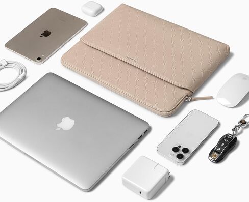 حافظة كمبيوتر محمول مريحة من الجلد الصناعي مقاس 13 14 بوصة، متوافقة مع جهاز MacBook Air M5 مقاس 13 بوصة وجهاز MacBook Pro M5 Pro/Max 2026 مقاس 14 بوصة، حقيبة سفر Mac مع جيب أمامي بسحاب للرجال والنساء، بني in Kuwait