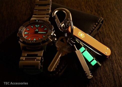 TEC Accessories - Embrite Glow Fob - Anodized Aluminum - Green Embrite Glow Pellet - Key Fob - Glow Sticks - Gifts for Men in Kuwait