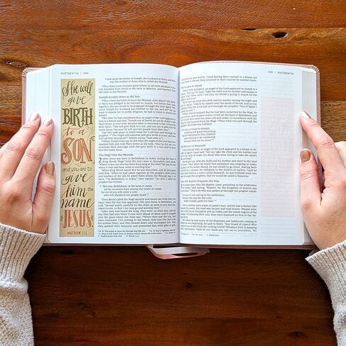 كتاب مقدس بكلمة جميلة من NIV - جلد وردي ناعم من الجلد الصناعي | اسم مخصص محفور | إصدار محدث يحتوي على أكثر من 600 آية مصورة بالألوان الكاملة وأحرف حمراء وعلامات تبويب قابلة للتقشير والعصا (الاسم فقط) in Kuwait
