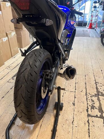 طقم كاتم صوت العادم مع أنبوب متوسط ​​لـ YZF-R3 MT-03 2015-2025 in Kuwait