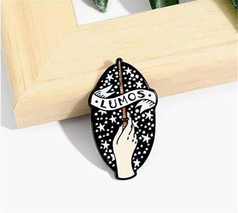 تعويذات سحرية لوموس المينا بروش دبابيس تعويذات سحرية سوداء عصا جميلة مرصعة بالنجوم السماء هالوين السحر الساحرات دبابيس مجوهرات لحقائب الكتب طية صدر السترة دبوس in Kuwait