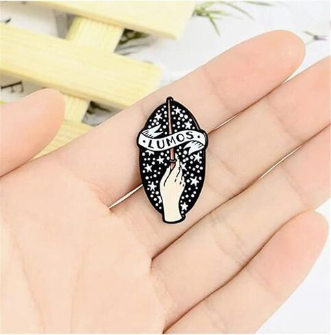 تعويذات سحرية لوموس المينا بروش دبابيس تعويذات سحرية سوداء عصا جميلة مرصعة بالنجوم السماء هالوين السحر الساحرات دبابيس مجوهرات لحقائب الكتب طية صدر السترة دبوس in Kuwait