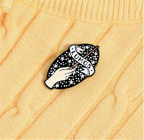 تعويذات سحرية لوموس المينا بروش دبابيس تعويذات سحرية سوداء عصا جميلة مرصعة بالنجوم السماء هالوين السحر الساحرات دبابيس مجوهرات لحقائب الكتب طية صدر السترة دبوس in Kuwait