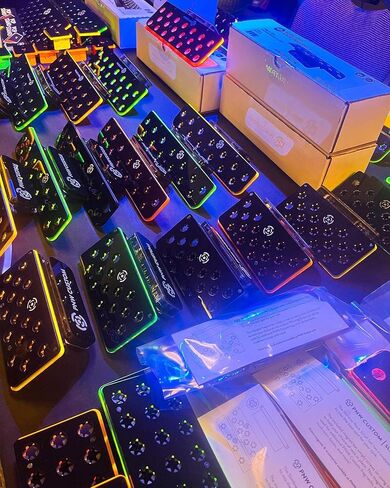 رف مغناطيسي متوسط ​​الحجم ممتاز أسود مع قفل فراغ | حامل أكريليك 20 فتحة للشعاب المرجانية لحوض السمك (مغناطيس زجاجي 3/4 بوصة) in Kuwait