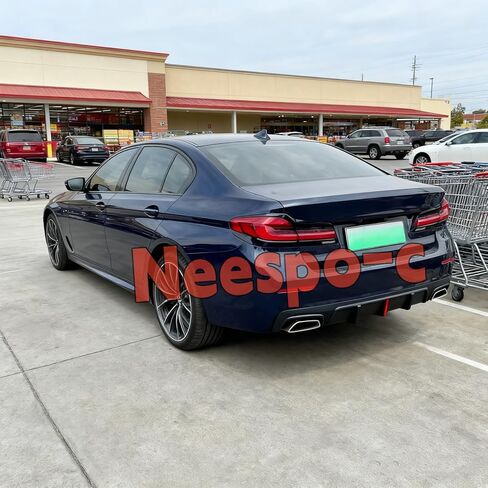 ناشر خلفي مع ضوء LED مناسب لسيارة BMW 5 Series G30 LCI 2021-2023 530e/ 530i/ 540i (الطراز الأساسي/العادي فقط)، استبدال المصد الخلفي للملحقات الخارجية لفاصل الشفة السفلية باللون الأسود اللامع in Kuwait