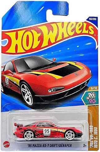 Hot Wheels Mazda RX-7 Drift '95 (JBB57) - سلسلة السبعينيات مقابل التسعينيات 9/10 باللون الأحمر مع شارات السباق موديل مازدا المرخص بمقياس 1:64 in Kuwait
