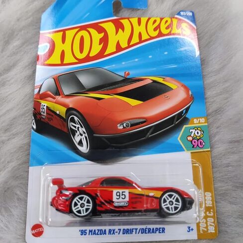 Hot Wheels Mazda RX-7 Drift '95 (JBB57) - سلسلة السبعينيات مقابل التسعينيات 9/10 باللون الأحمر مع شارات السباق موديل مازدا المرخص بمقياس 1:64 in Kuwait