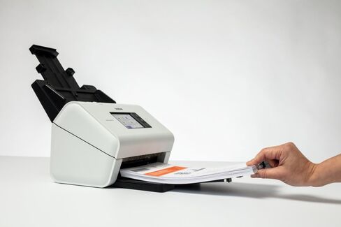 Brother ADS-4900 W، ماسح ضوئي احترافي للمستندات مع USB وLAN و5 جيجا هرتز WLAN، مسح ضوئي على الوجهين، شاشة تعمل باللمس ADS4900 W أبيض in Kuwait