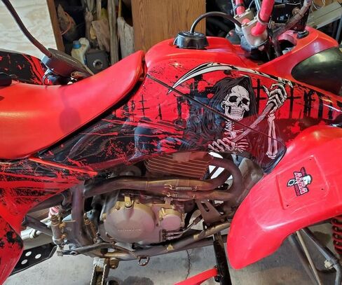 مجموعة رسومات AMR Racing ATV: ملصقات رباعية لسيارة Honda TRX 400EX (1999-2007)، تتميز بتصميم سام باللون الأبيض والأحمر، قم بتحويل رحلتك باستخدام ملصقات ATV الجديدة! in Kuwait