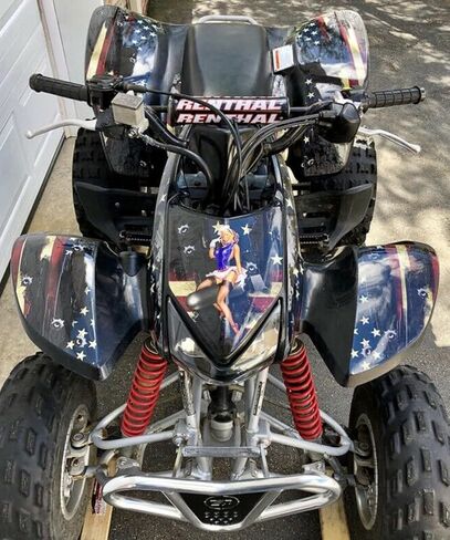 مجموعة رسومات AMR Racing ATV: ملصقات رباعية لسيارة Honda TRX 400EX (1999-2007)، تتميز بتصميم سام باللون الأبيض والأحمر، قم بتحويل رحلتك باستخدام ملصقات ATV الجديدة! in Kuwait