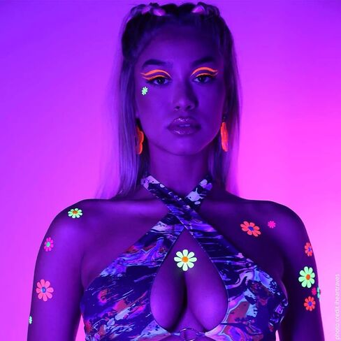 ملصقات الجسم Sasswear Blacklight - إكسسوارات أزياء نيون للمهرجانات والحفلات المتوهجة، 40 قطعة (ديزي) in Kuwait