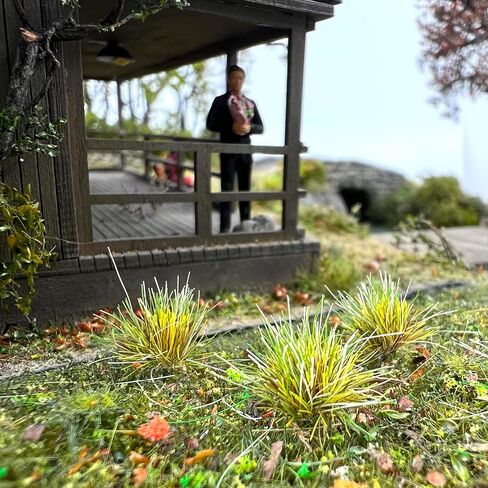 Miniature Grass Tuft Clusters 0.8cm Height - 104 Pcs 9 Color Varieties for Model Railway Diorama, Train Layout, Car Scene & Miniature Scenery Accessories (Yellow1) in Saudi Arabia