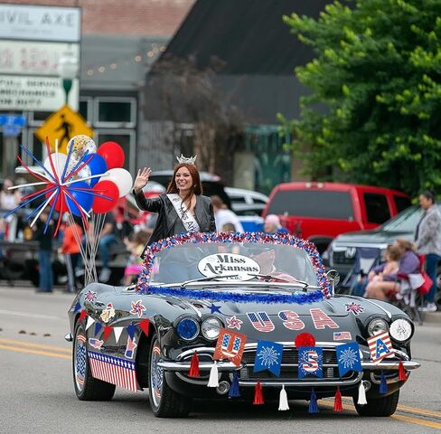 57PCS 4th of July Parade Car Decoration Kit: Flag, Tinsel Garlands, Banners, Etc - Red White Blue Decor for Patriotic Independence Day Party Favors in Kuwait