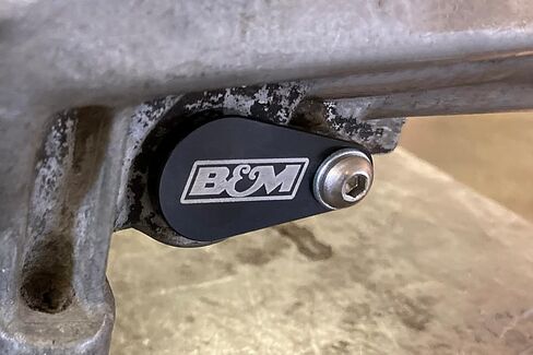 B&M Racing 20299: قابس منفذ عداد سرعة ناقل الحركة، Gm Th350 in Kuwait