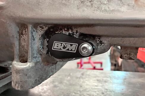B&M Racing 20299: قابس منفذ عداد سرعة ناقل الحركة، Gm Th350 in Kuwait