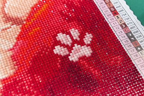 DIAMOND ART CLUB Cuddles Diamond Painting Kit, Fun DIY Crafts for Adults, Round Diamond Art Canvas, 13" x 13" (33 cm x 33 cm) in Kuwait