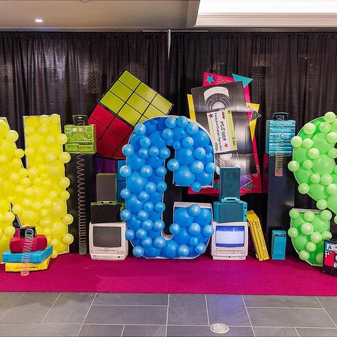 Fun Express Party Favors Magic Cube Puzzle 3D Cardboard Stand-Up ديكورات 2 حزمة - لوازم حفلات أعياد الميلاد الكبيرة للأطفال والمراهقين والبالغين | خلفية الصورة المركزية لطاولة دعابة الدماغ in Kuwait