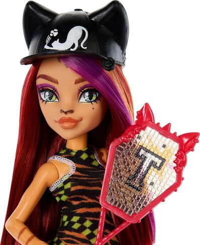 دمى Monster High Buried Secrets وملحقاتها، موضوع Courtside Fang-Out مع دمية غامضة و5 مفاجآت عند فتح العبوة (قد تختلف الشخصيات) in Kuwait