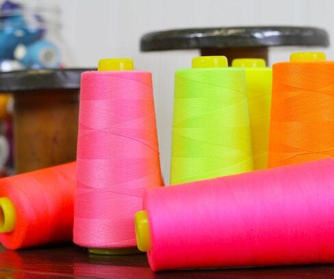 خيط سيرجر بوليستر Threadart - 2750 ياردة 40/2 - أبيض - 56 لونًا متاحًا - 4 حزمة مخروطية in Kuwait