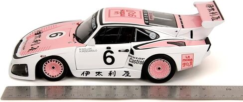 Jada Pink Slips 1981 Porsche 935 K3-1:18 نموذج Diecast مع أبواب مفتوحة وتوجيه عمل - لهواة الجمع والمتحمسين 14+ - أبيض ووردي in Kuwait