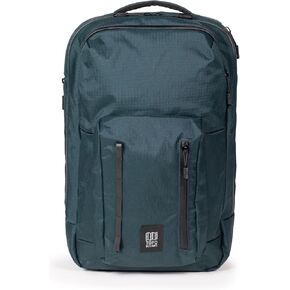 حقيبة ظهر Topo Designs Global Pro، قماش مقاوم للماء X-Rip، أجزاء معدنية، حقيبة كمبيوتر محمول يمكن الوصول إليها من الخارج، أكمام تمر عبر، متينة + خالية من الحد الأدنى من مادة PFC (صنوبر داكن) in Kuwait