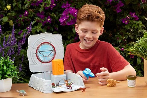 مجموعة اللعب الحسية Mattel Jurassic World Distortus Rex Lab مع 8 شخصيات صغيرة، نموذج الطين وميزات الدوران والبوب ​​في علبة قابلة للطي (حصريًا لأمازون) in Kuwait