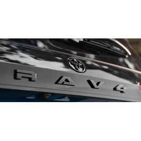 طقم تراكب شعار التعتيم من Toyota لسيارة RAV4 Limited، لمسة نهائية سوداء لامعة، 2026+، رقم القطعة PT948-42264-02 in Kuwait