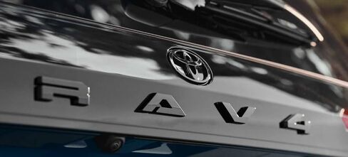 طقم تراكب شعار التعتيم من Toyota لسيارة RAV4 Limited، لمسة نهائية سوداء لامعة، 2026+، رقم القطعة PT948-42264-02 in Kuwait