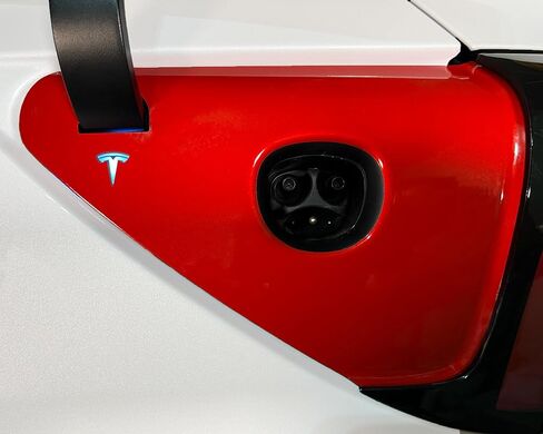 غلاف منفذ الشحن لطراز Tesla 3 (2020.5 إلى 2023) والطراز Y (2020.5 إلى 2025)، الجيل 2.0 - غير مركزي للمفصلة (مساحة عميقة لامعة - أزرق داكن/أرجواني) in Kuwait