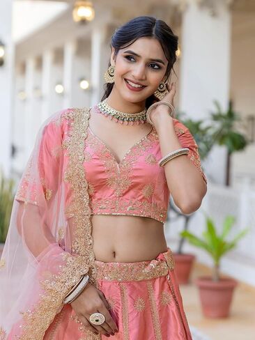 طقم تطريز نسائي من TRENDMALLS من الساتان والتطريز Lehenga Choli مع وشاح للنساء in Kuwait